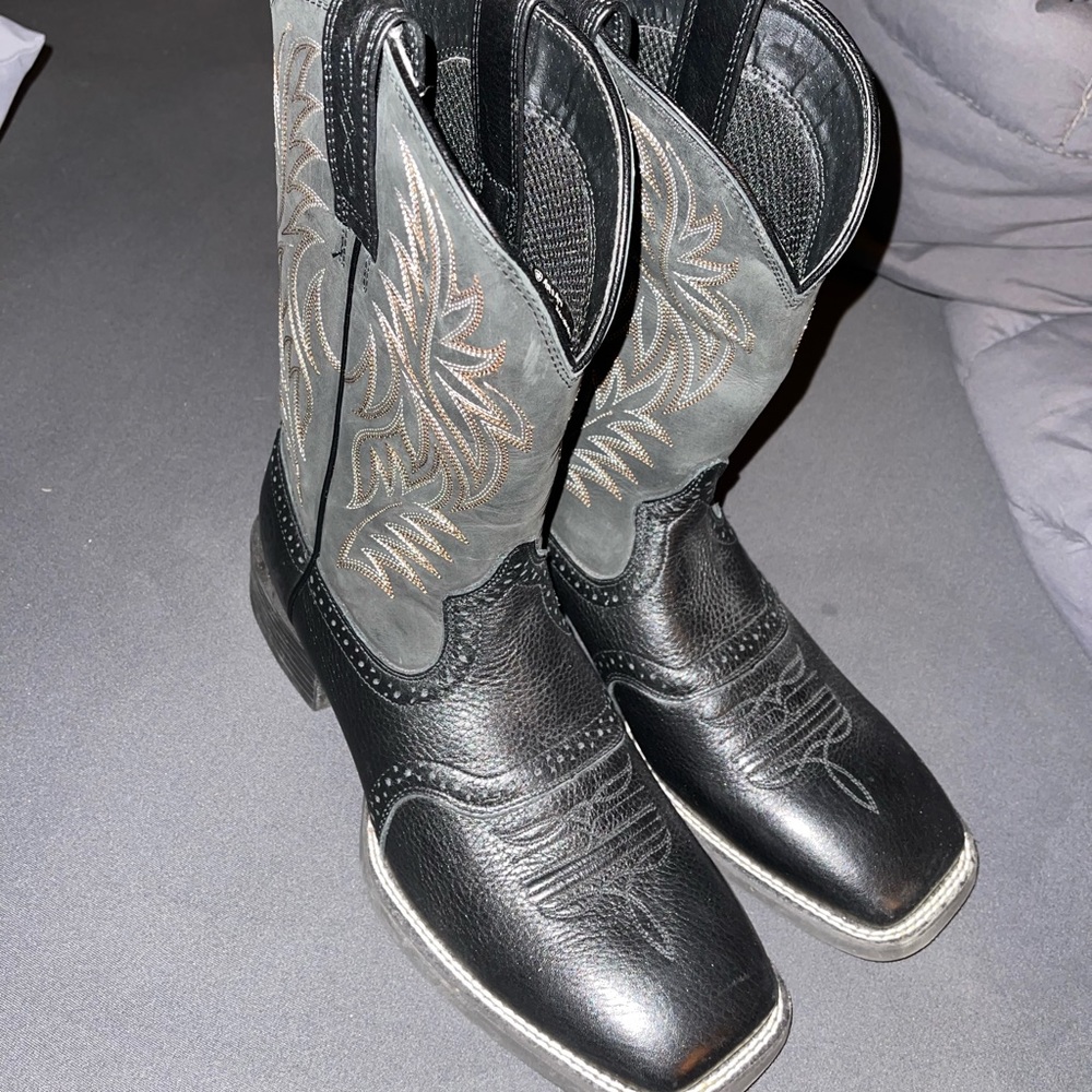 Mens Ariat boots. Mens size 9.5